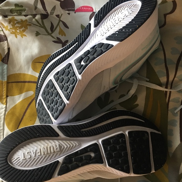 Kids Nike shoes - Picture 2 of 3